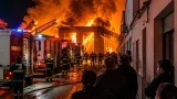 Activo un gran dispositivo por el incendio en la planta de reciclaje de Aielo de Malferit