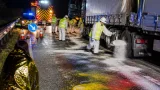 Derrame controlado de pinturas tras la salida de vía de un camión en la N-234, en Alconaba