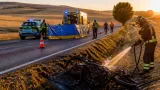 Dos heridos y vehículo incendiado tras una salida de vía en la P-121 en Valle de Cerrato