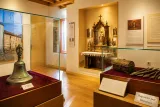El Museo del Traje de Morón exhibe piezas rituales de la Diócesis hasta diciembre de 2027