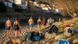 En El Robledo despiden el año con un baño colectivo en el Bullaque, tradición local desde los 90