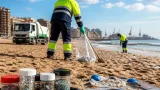 Gijón intensifica la investigación tras la aparición de plásticos industriales en sus playas