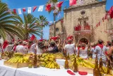 Navarros celebran San Fermín en la Pamplona de Filipinas con el pañuelo rojo y frutas tropicales