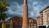 Oviedo: un rayo parte una chimenea en Villafría y obliga a acordonar la acera