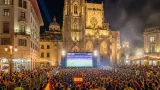 Oviedo vive una noche de fiesta en la plaza de la Catedral con la selección
