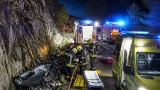 Tres heridos, entre ellos un menor, tras caer un turismo por un cortado en el acceso al embalse de las Cuevas