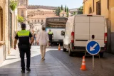 Un choque entre una furgoneta y un autobús colapsa el tráfico en el casco histórico de Segovia