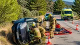 Un conductor queda atrapado y es rescatado tras volcar su coche en la carretera Colomera-Benalúa