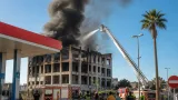 Un incendio en un edificio abandonado alarma a los vecinos de Algeciras junto a una gasolinera