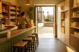 Un único local reúne bar, tienda y paquetería para sostener la vida en Villafranca del Campo