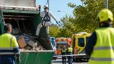 Una mujer cae dentro de un camión de basura en Rivas-Vaciamadrid tras dormir en un contenedor