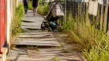 Vecinos de Ourense denuncian aceras rotas y maleza que impide el paso en varios barrios