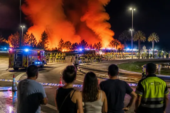 Dos incendios en Vélez-Málaga movilizan a un centenar de efectivos y cortan la A-7