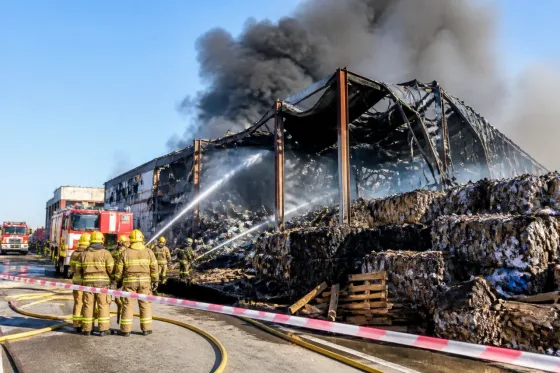 Incendio controlado en una nave de gestión de residuos en Sant Boi de Llobregat