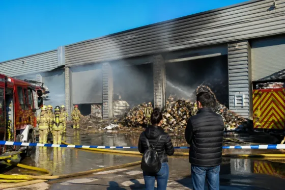 Incendio controlado en una nave industrial de Sant Boi de Llobregat: impacto y medidas