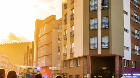 Incendio en la calle Balos de Telde deja tres vecinos intoxicados por humo