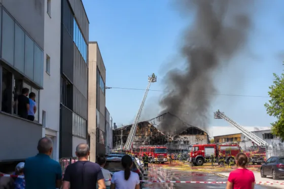 Incendio en nave de Gersa condiciona el día en Sant Boi de Llobregat