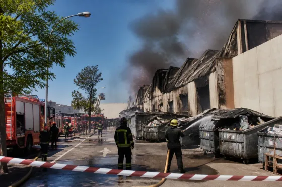 Incendio en una nave de gestión de residuos altera El Fonollar Nord en Sant Boi de Llobregat