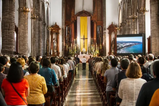 La Laguna reúne a centenares en la catedral en una misa de solidaridad con Venezuela