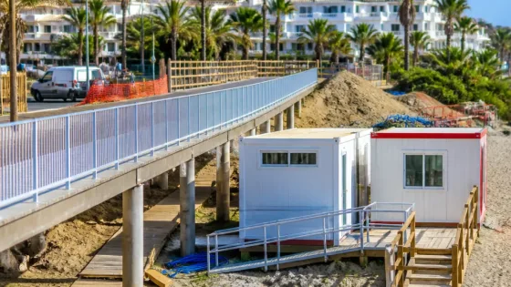 Marbella culmina el tramo de la senda litoral en Bahía Marbella y mejora accesos y servicios