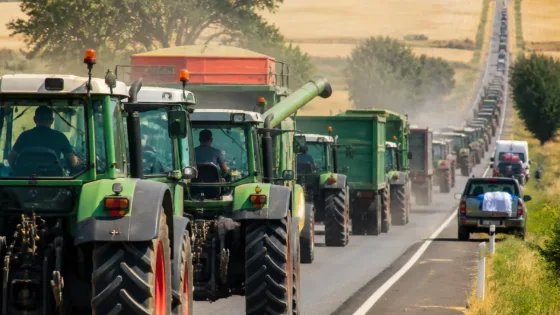 Medio centenar de agricultores bloquean la N-211 para reclamar cambios en las limitaciones a la cosecha