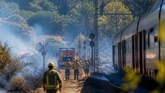 Ocho focos por el paso de un tren obligan a cortar la línea y avivan el reproche a Adif