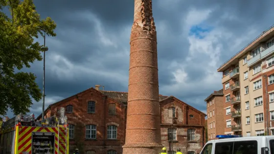 Oviedo: un rayo parte una chimenea en Villafría y obliga a acordonar la acera