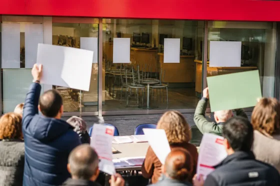 Santander: sindicatos reclaman mejores indemnizaciones y garantías en el plan de bajas del banco