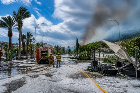 Tormentas con granizo y rachas de 80 km/h afectan a Valencia y generan incendios