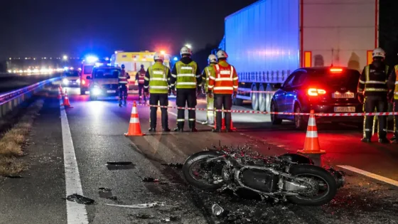 Un motorista de 55 años muere en un choque con turismo y camión en la A-4 a la altura de Santa Elena