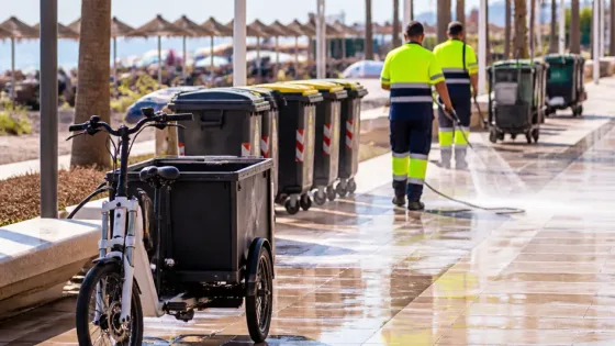 Vélez-Málaga refuerza limpieza estival y estrena triciclo eléctrico en Torre del Mar