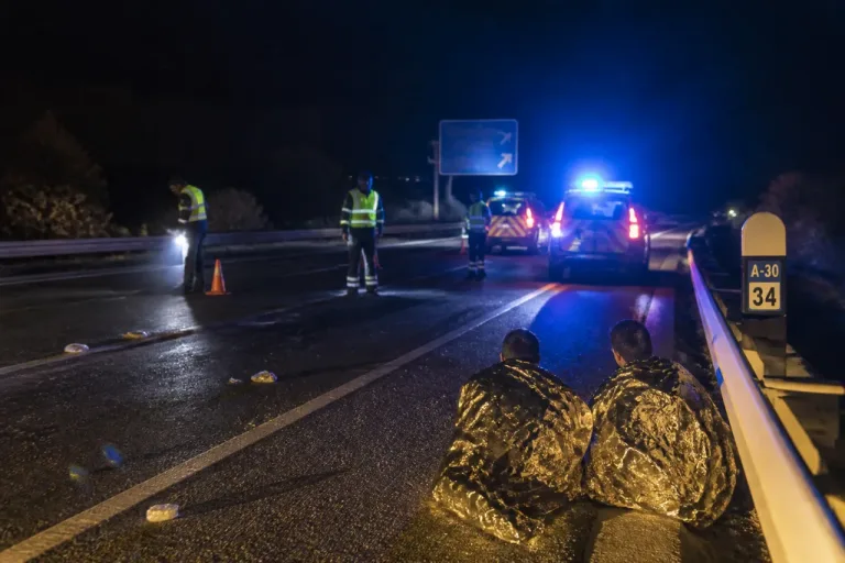 Asalto en la A-30: roban un coche y abandonan a un padre y su hija en la vía