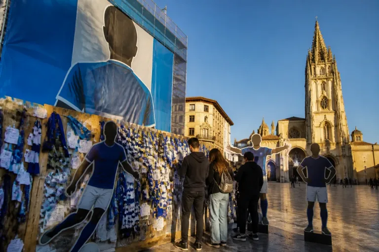 Oviedo viste sus calles para despedir a Santi Cazorla, el eterno capitán del Real Oviedo