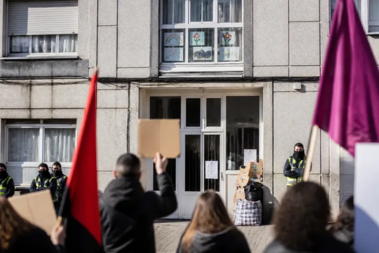 A Coruña intenta evitar el desahucio que podría separar a cuatro menores en Monelos