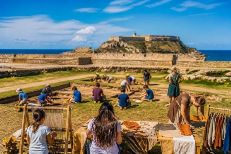 A Coruña oferta talleres arqueológicos y textiles gratuitos en Elviña y San Antón