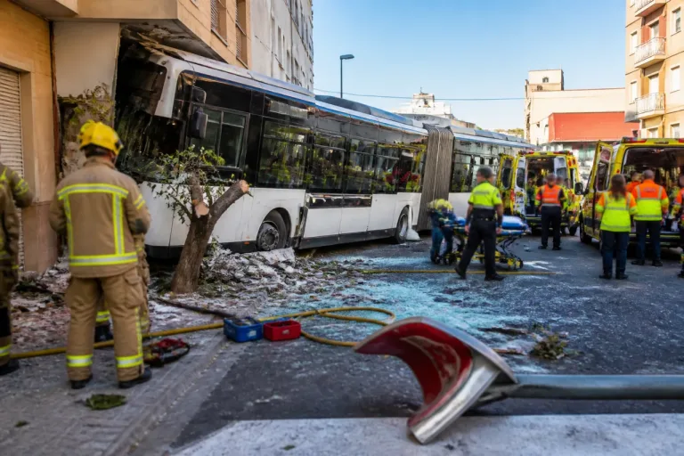 Accidente de un autobús urbano en Cartagena deja ocho heridos y daños en una vivienda