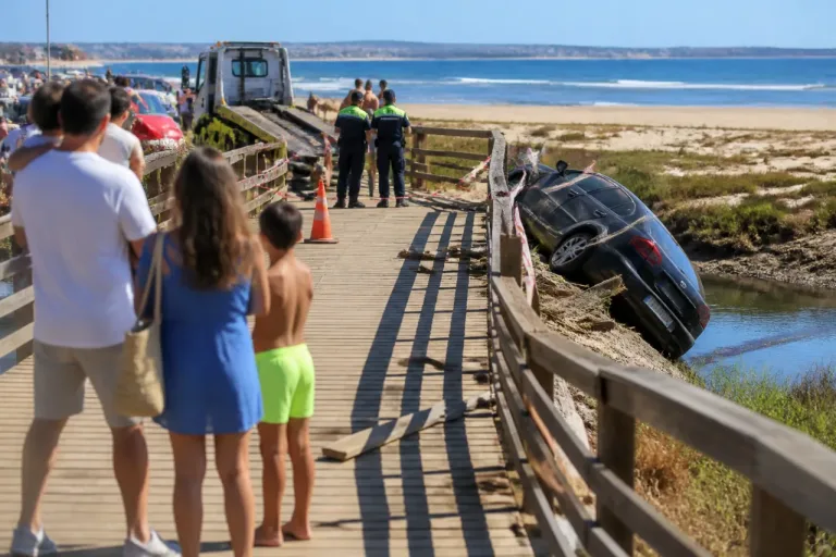 Accidente en Camposoto: un coche cae al caño y deja daños en la pasarela de San Fernando