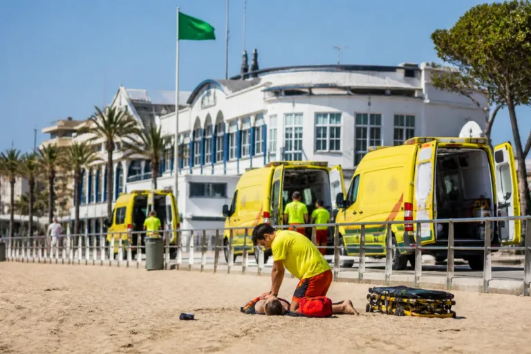 Adolescente trasladado en estado crítico tras un ahogamiento en la playa de Badalona