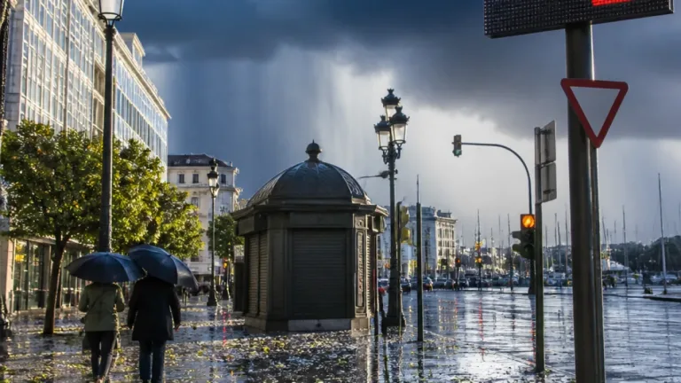 Aemet activa avisos por tormentas y lluvias en la provincia de A Coruña para este jueves