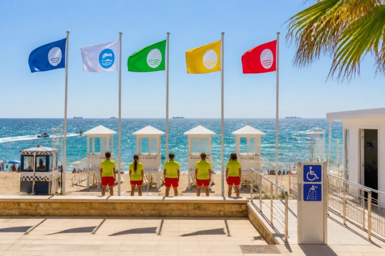 Almería exhibe 22 distintivos de calidad en sus playas y refuerza servicios este verano