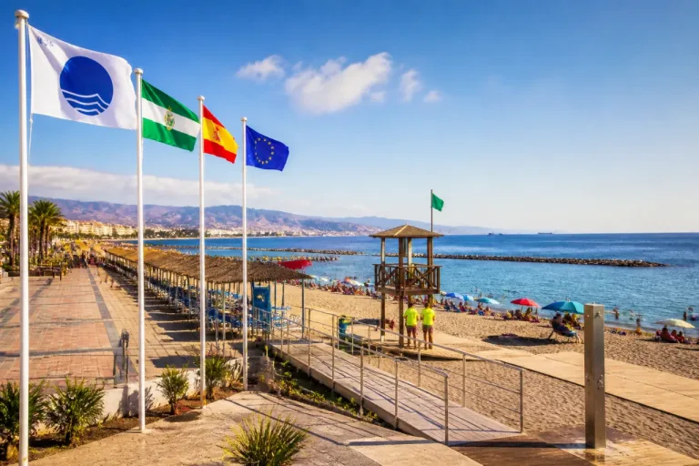 Almería exhibe 22 distintivos de calidad en sus playas y refuerza servicios para el verano