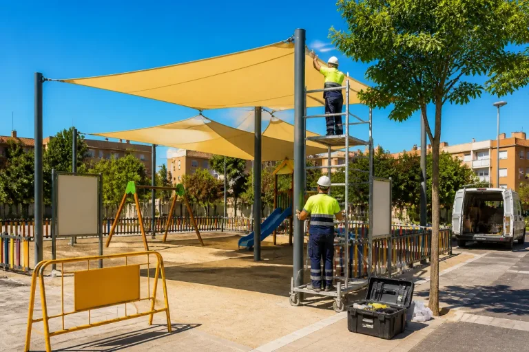 Almería instala toldos en parques infantiles de Villablanca para mitigar el calor