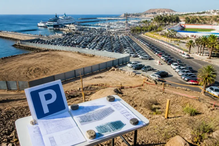 Arona perfila nuevos aparcamientos en Los Cristianos y choca con el plan del puerto