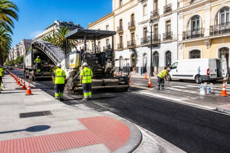 Badajoz impulsa la renovación de acerados, aglomerado y señalización vial en varios barrios