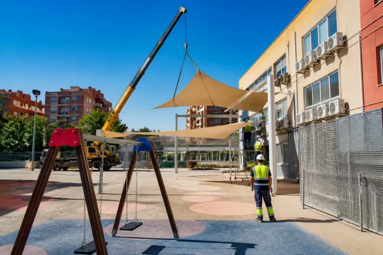 Badalona actuará en 30 colegios: climatización en 5 guarderías y sombras en 25 patios