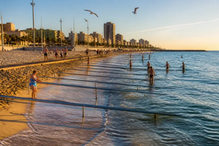 Badalona instala cinco barandillas en sus playas para facilitar el acceso al mar