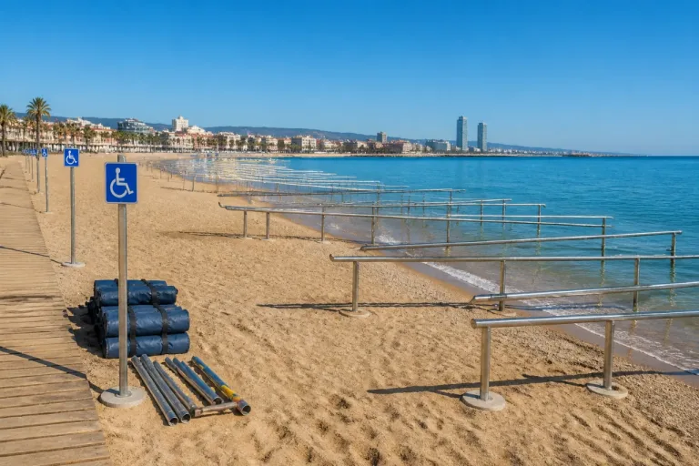 Badalona instala cinco barandillas en sus playas para facilitar el baño a personas con movilidad reducida