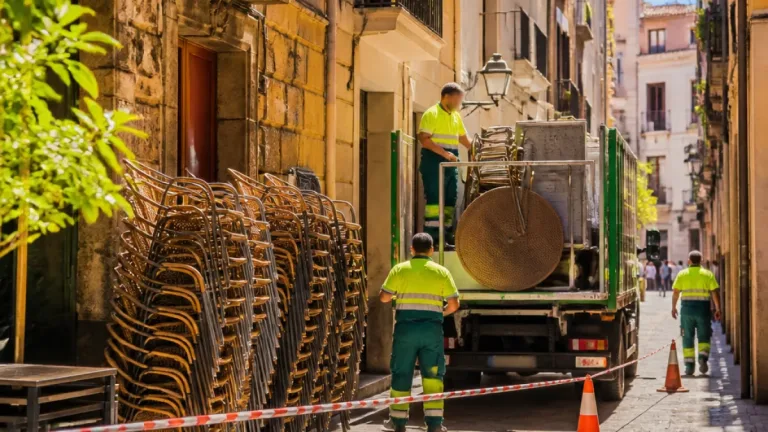 Barcelona retira la mayor terraza ilegal del Gòtic y recupera el paso público en la calle Trinitat