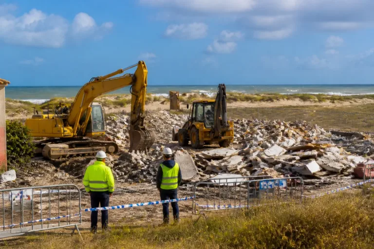 Barreiros ejecuta la demolición de seis chalés en Lóngara tras una sentencia judicial firme