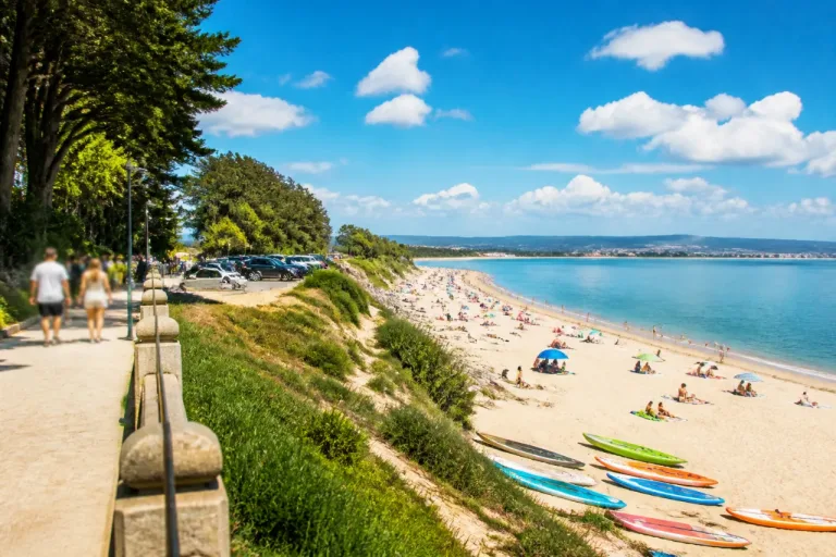 Bastiagueiro, la playa de Oleiros que sigue atrayendo a visitantes por su privacidad y entorno
